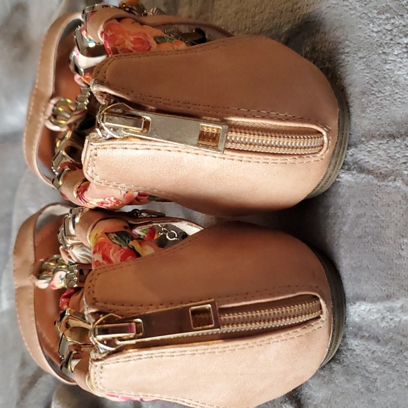 Ornate Women's Sandals - Picture 5 of 5